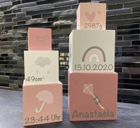 Holz Stapelwürfel mit Zahlen rosa Label-Label Personalisierbar mit Geburtsdaten und Namen